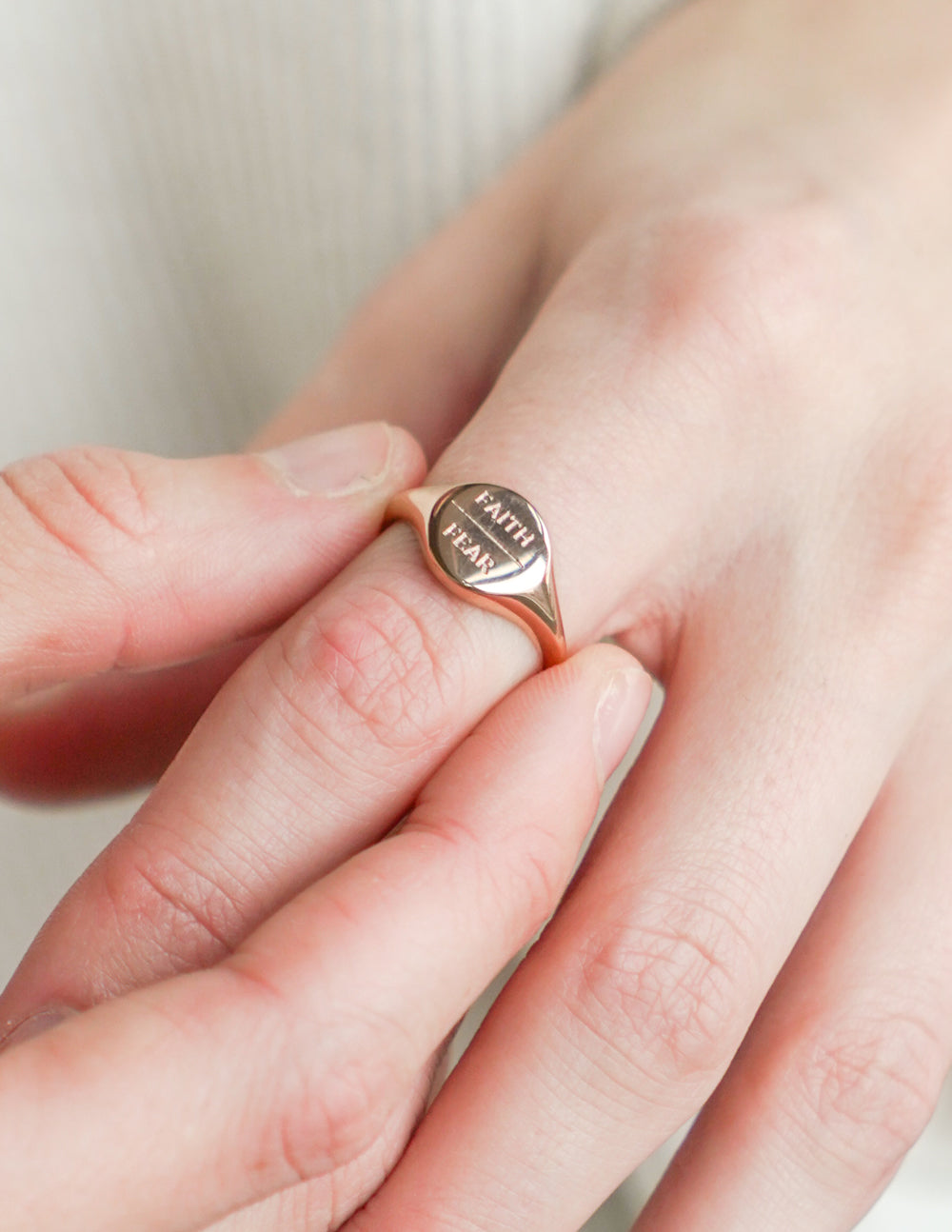 Anillo chapado en oro rosado «Fe sobre el miedo»