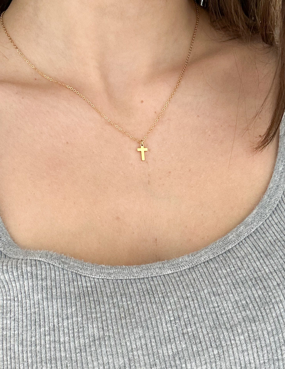 Collar de cruz de oro