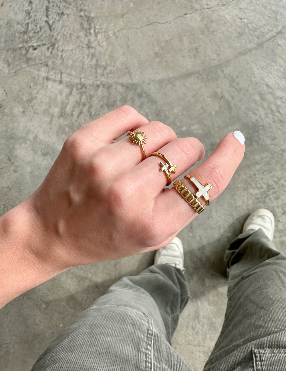 Anillo con cruz chapado en oro