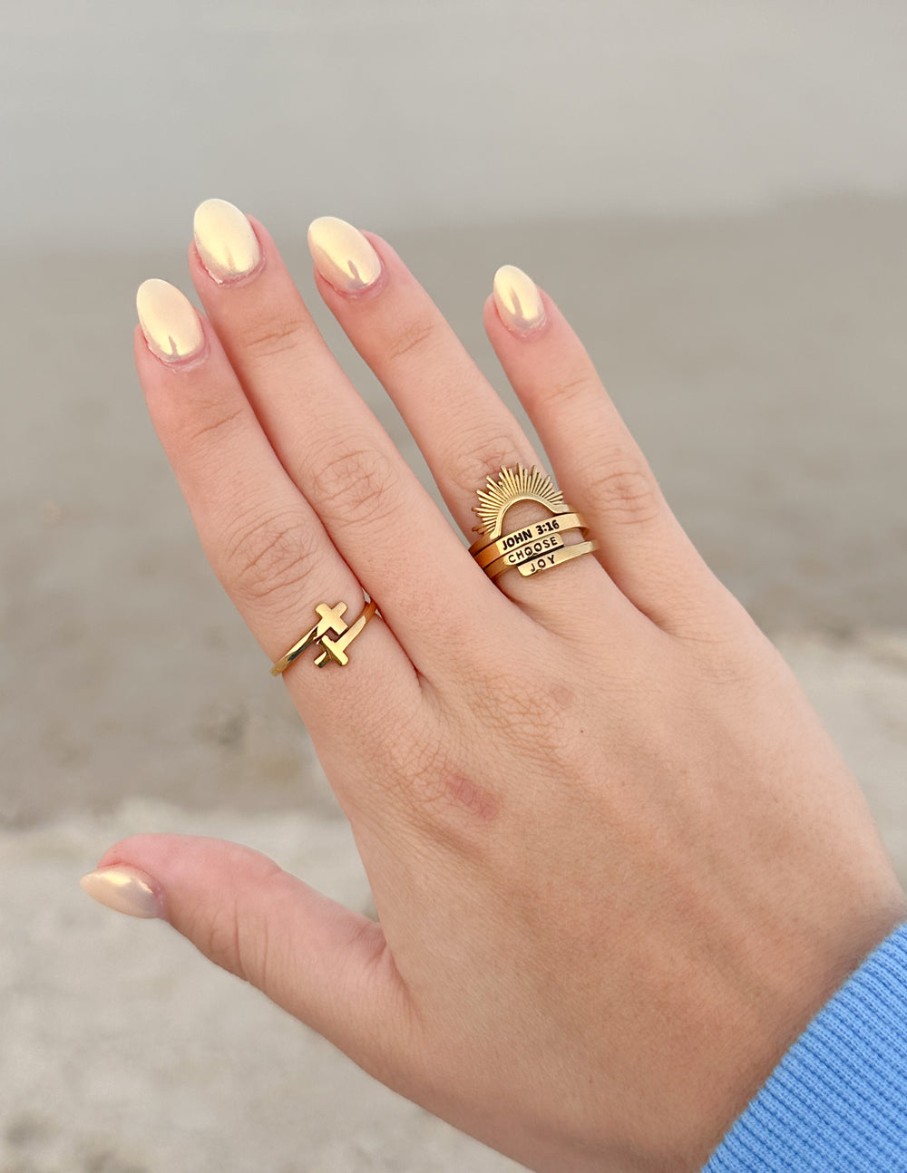 Anillo con cruz chapado en oro