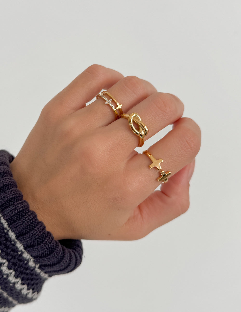 Anillo apilable con gema en cruz