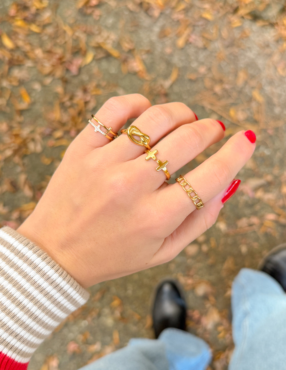 Anillo apilable con gema en cruz