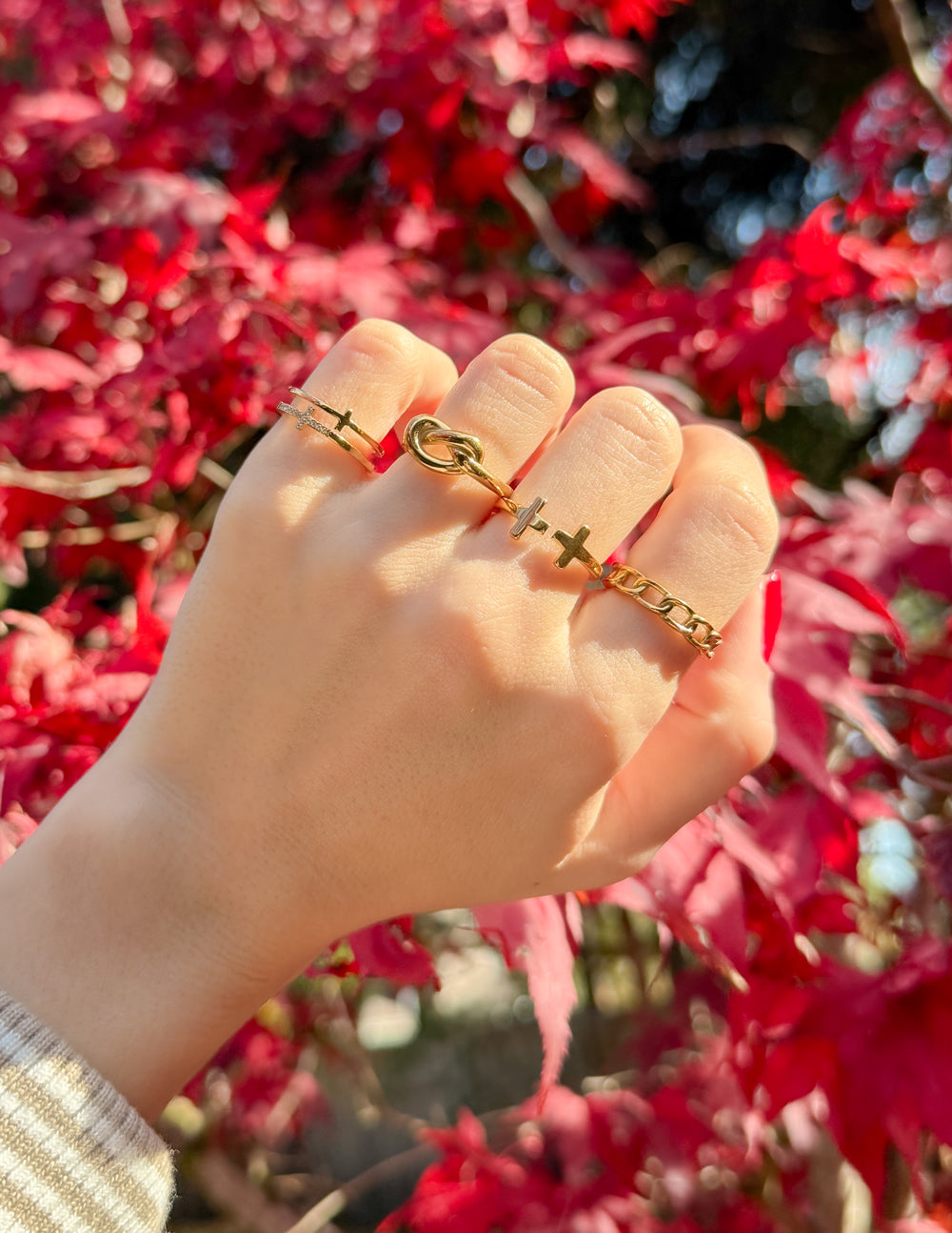 Anillo apilable con gema en cruz
