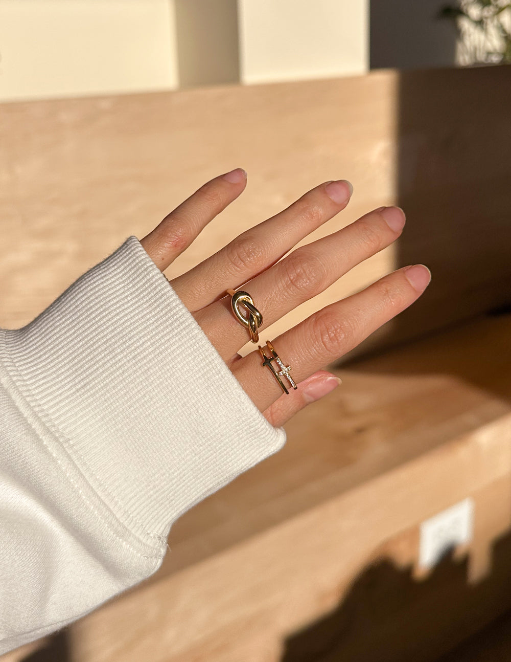Anillo apilable con gema en cruz