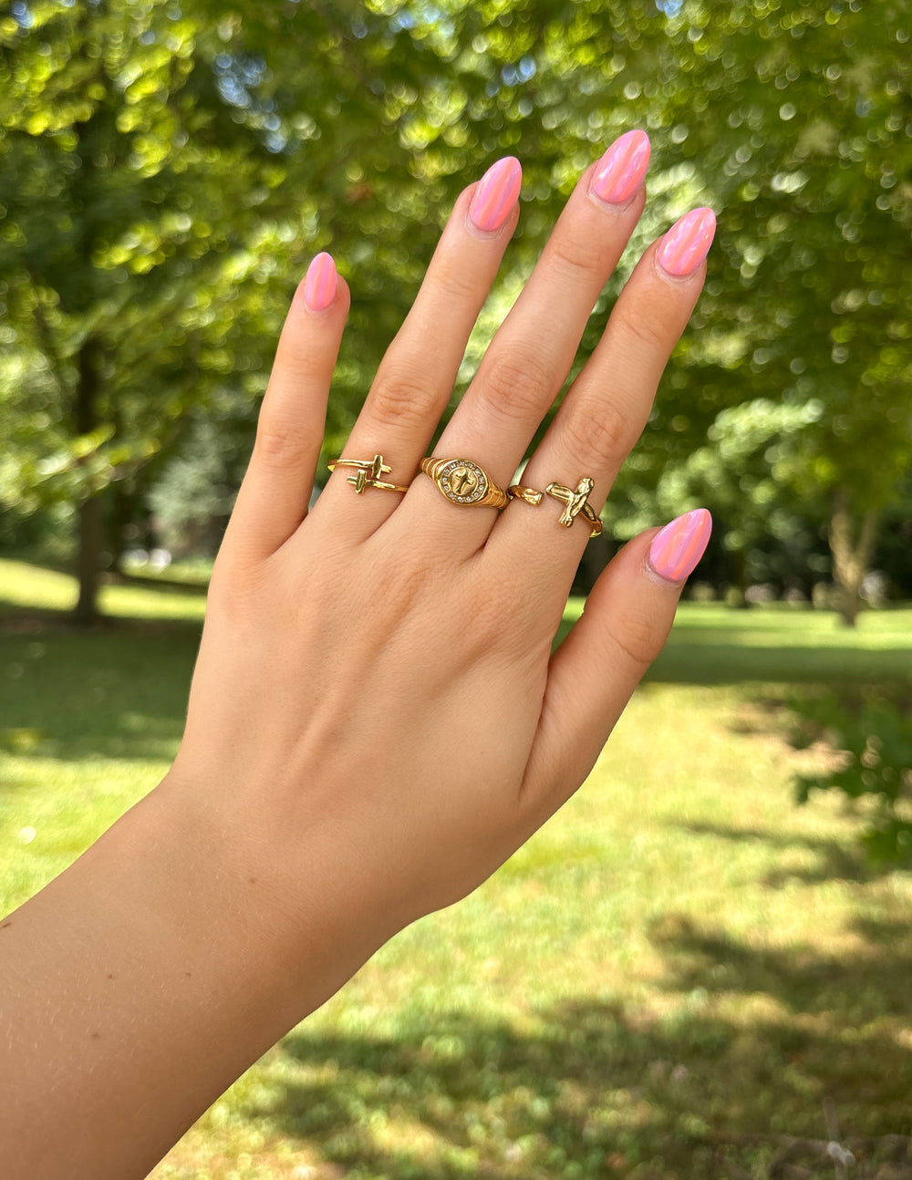 Anillo con cruz chapado en oro
