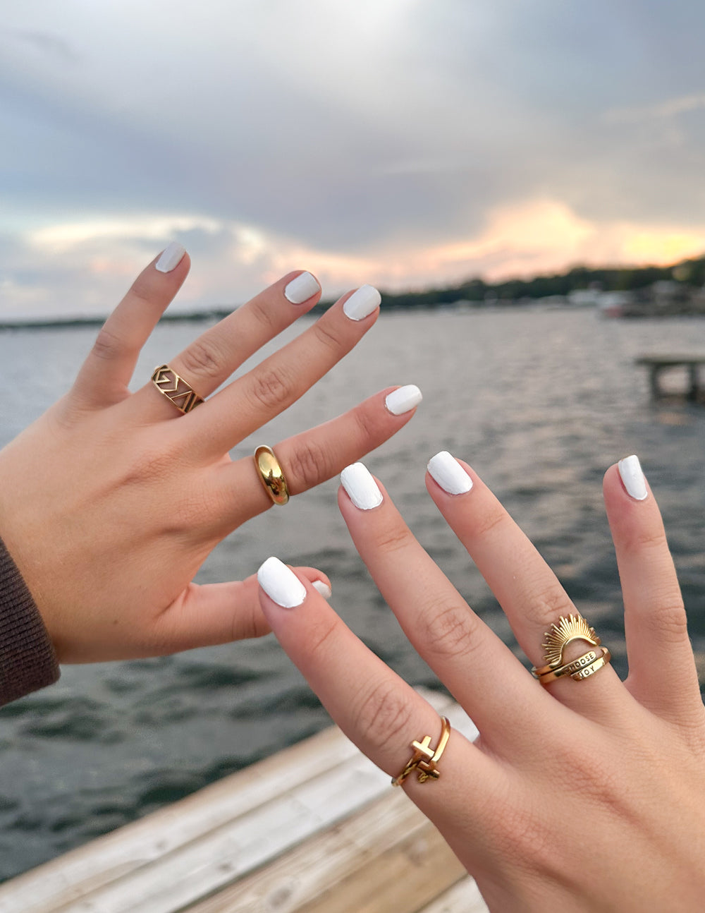 Anillo con cruz chapado en oro