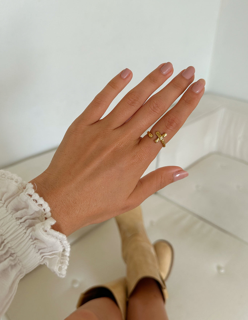 Anillo Cruz Envolvente Texturizado