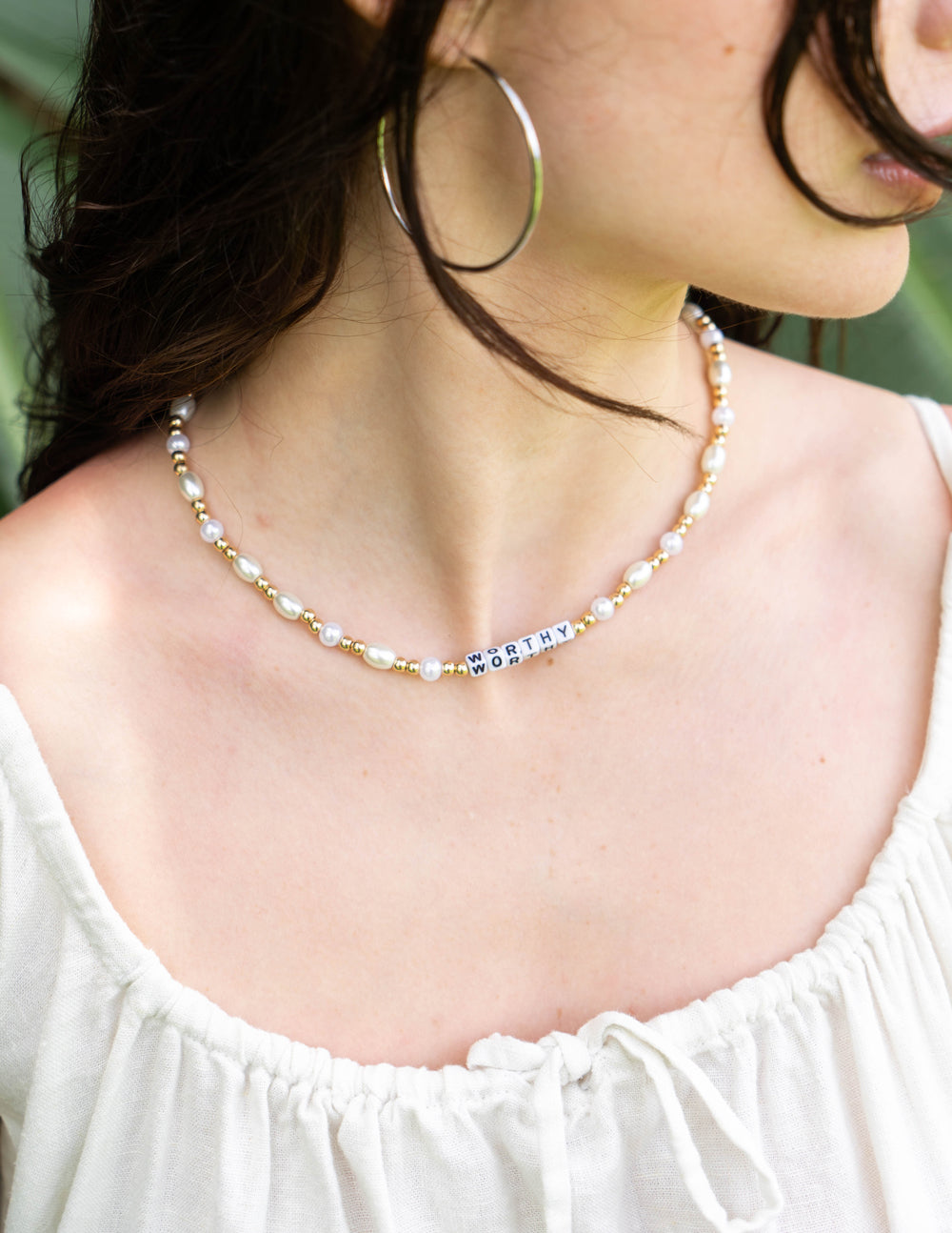 Collar con dije de letra Worthy