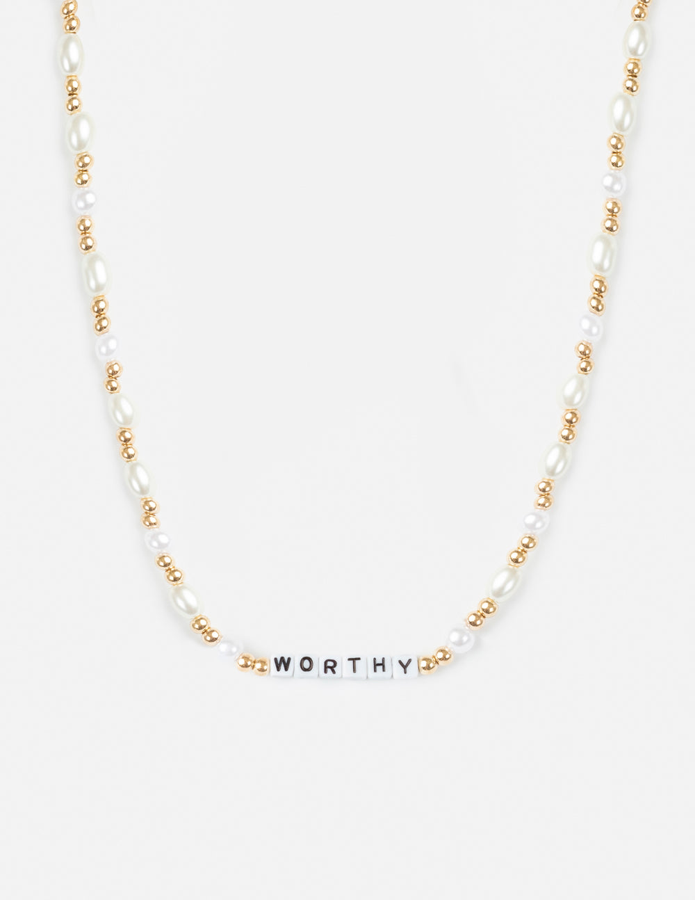 Collar con dije de letra Worthy