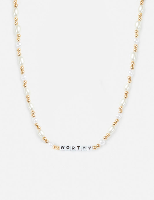 Collar con dije de letra Worthy