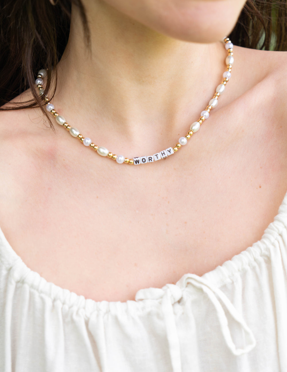 Collar con dije de letra Worthy