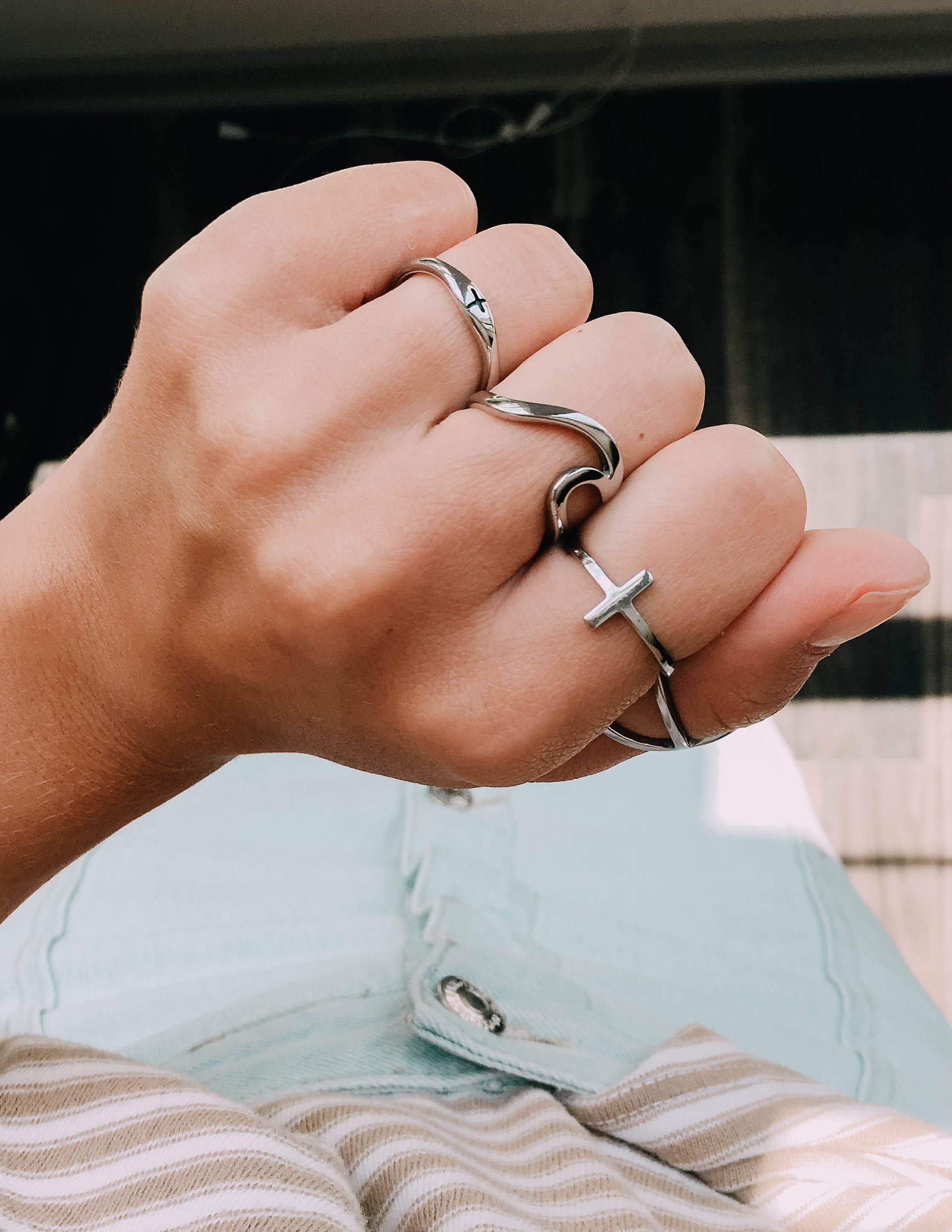 Anillo de plata con cruz