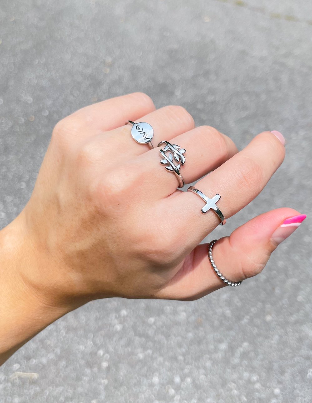 Anillo de plata con cruz