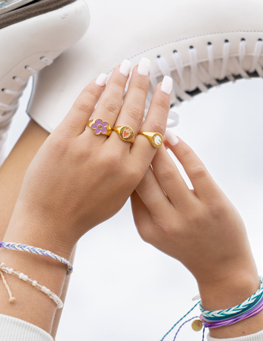 Anillo de oro con paloma de esmalte blanco
