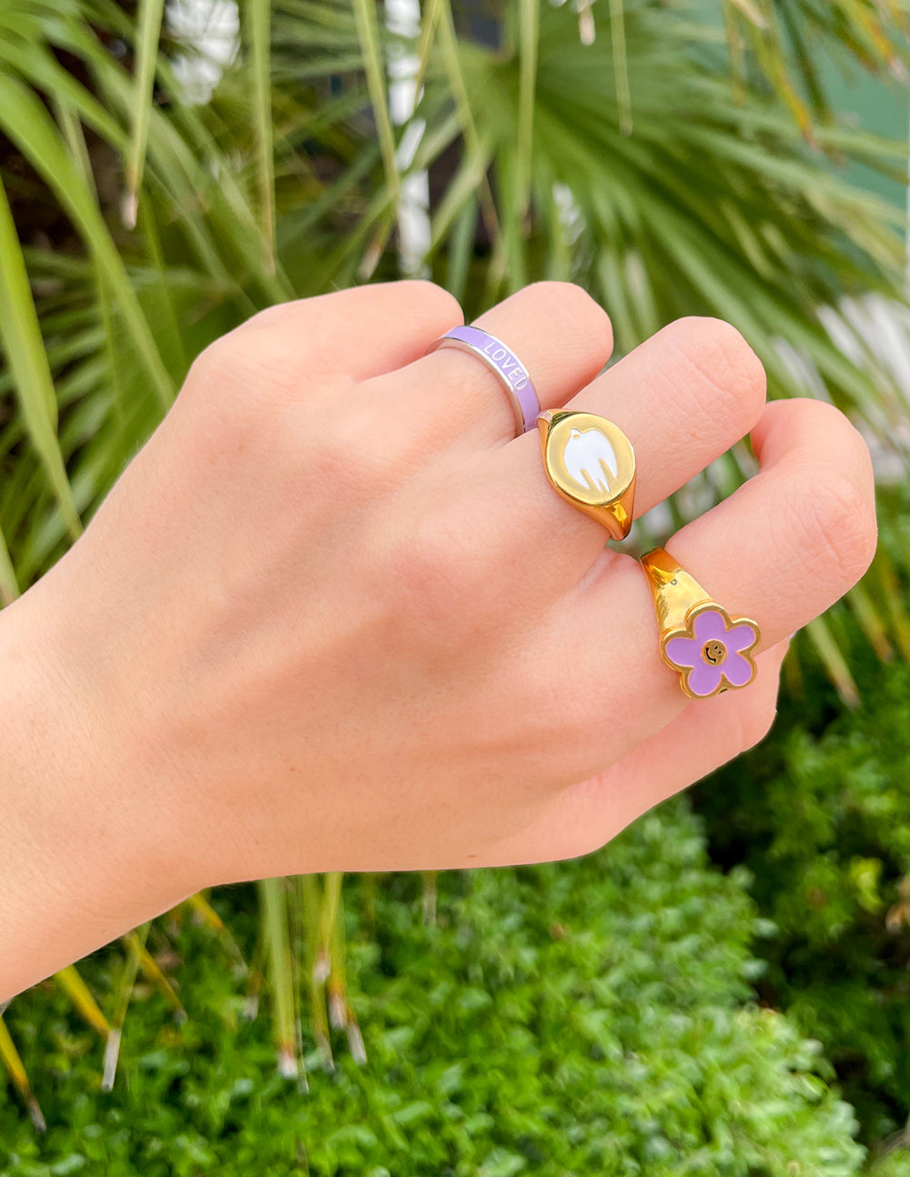 Anillo de oro con paloma de esmalte blanco