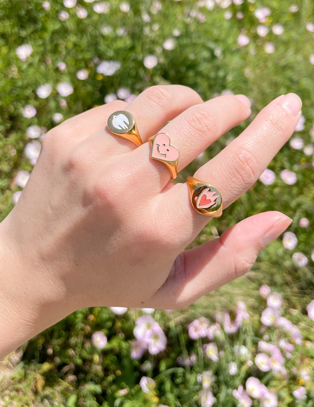 Anillo de oro con paloma de esmalte blanco