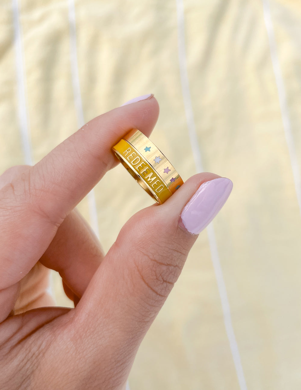 Anillo de oro esmaltado en amarillo