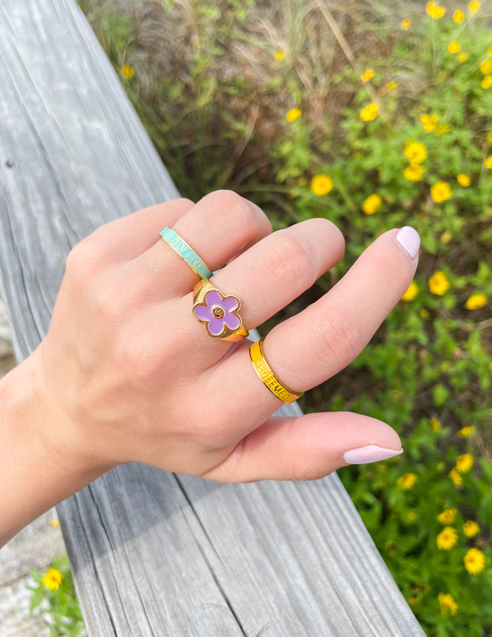 Anillo de oro esmaltado en amarillo